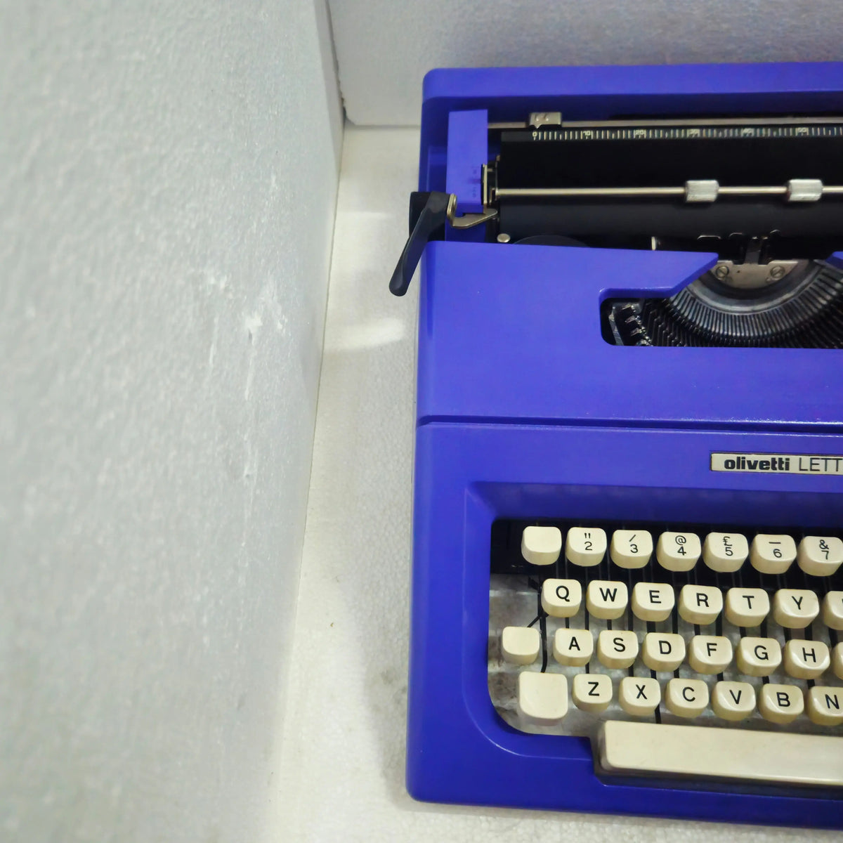 Olivetti Carbon Violet Lettera 25 Typewriter