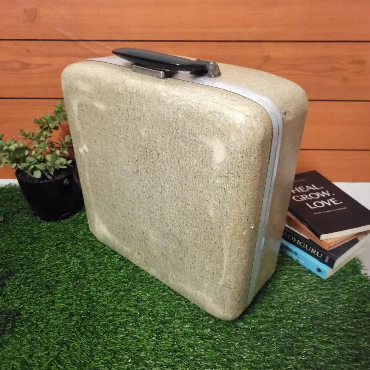 Tower Sr Deluxe Typewriter