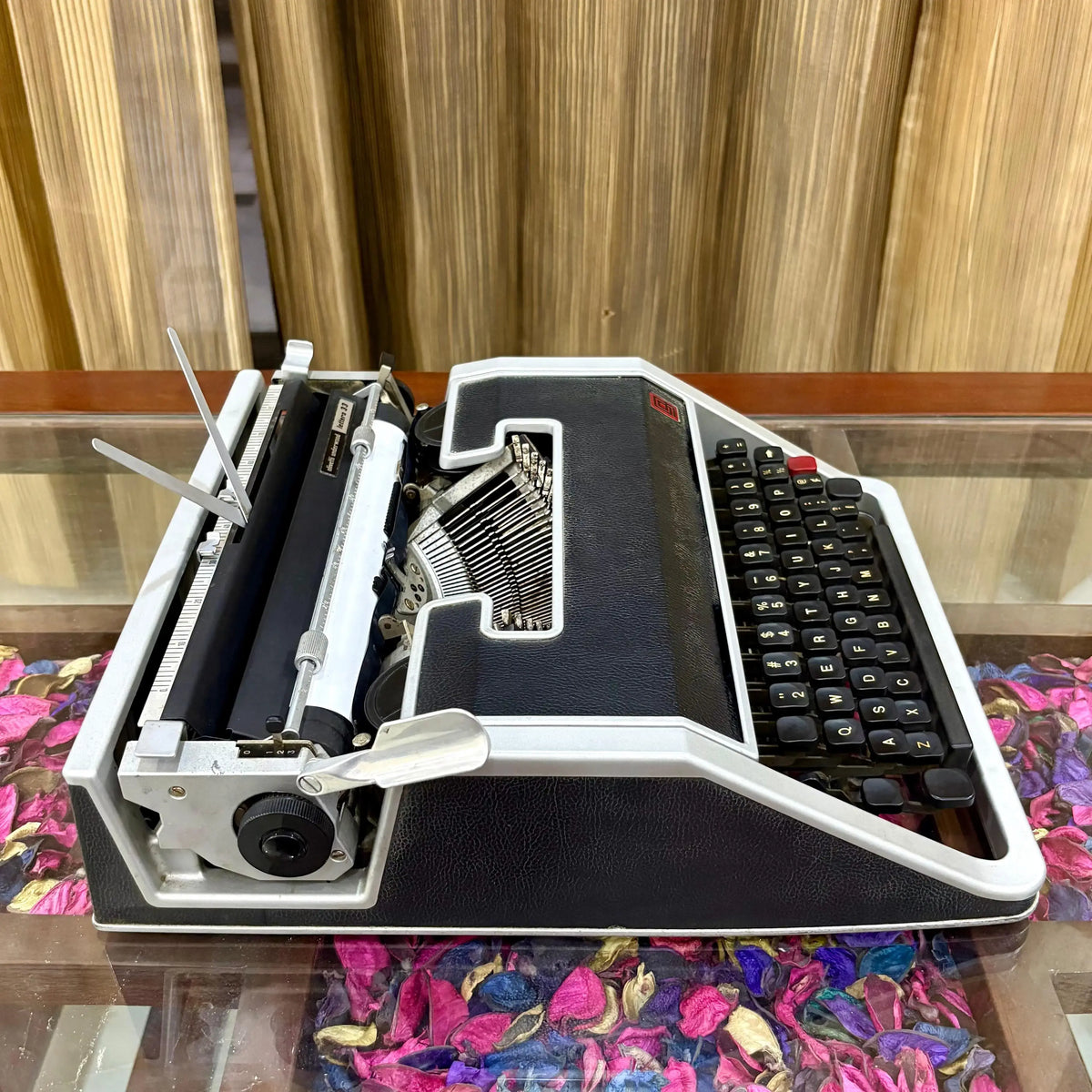 Olivetti Lettera 33 Typewriter