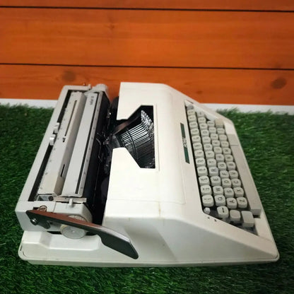 Royal Safari 3 English Typewriter