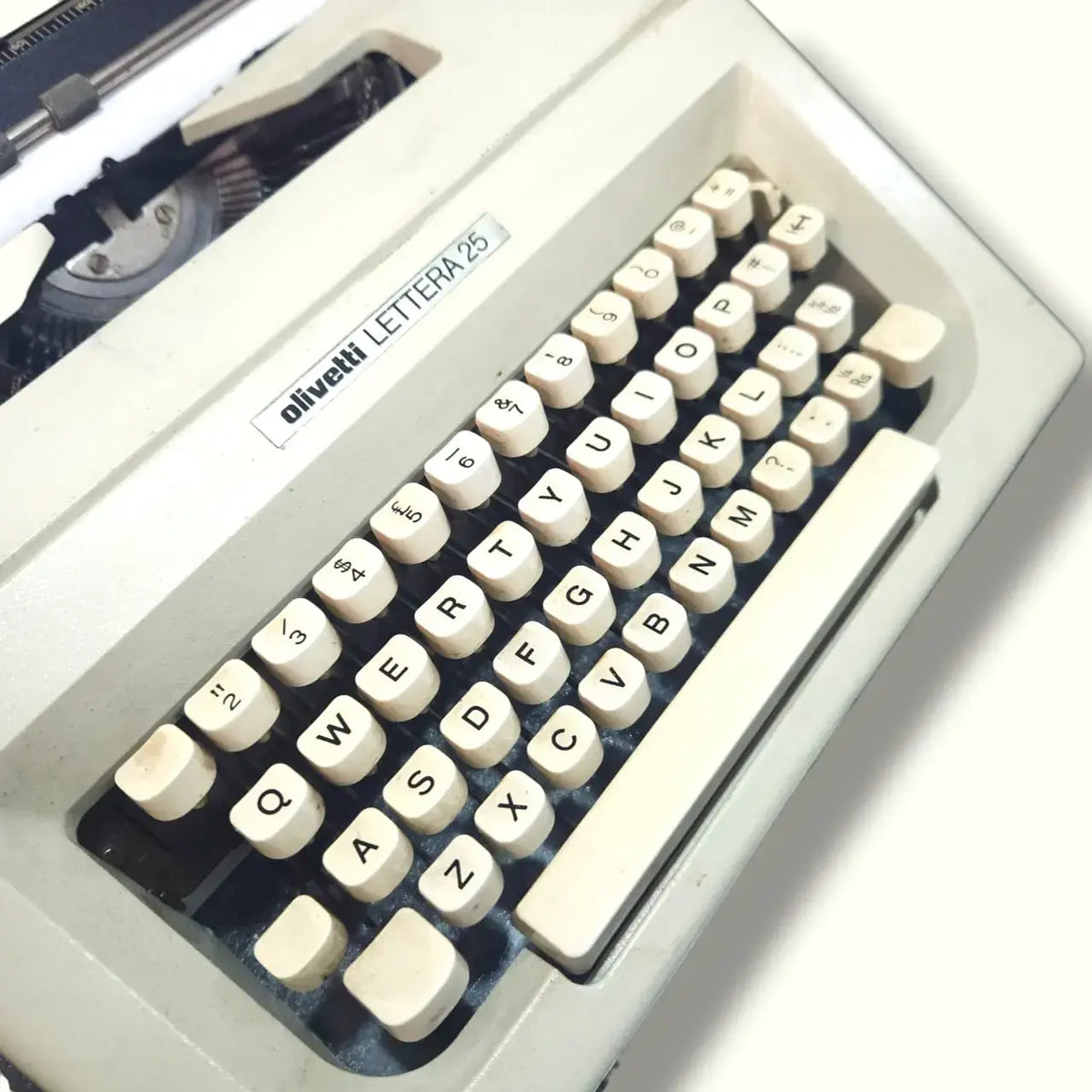 Olivetti Lettera 25 Porcelain White Typewriter