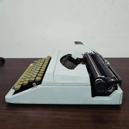 Silver Reed 100 Portable Typewriter