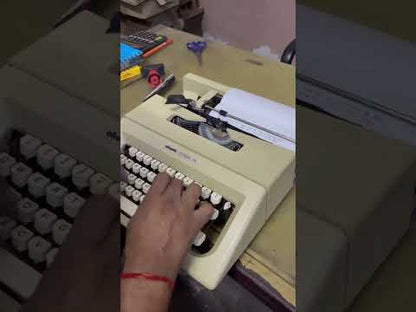 Olivetti Lettera 25 Porcelain White Typewriter